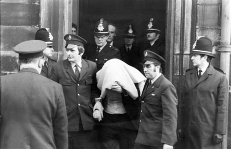 İ­n­g­i­l­t­e­r­e­’­d­e­ ­1­3­ ­k­a­d­ı­n­ı­ ­k­a­t­l­e­d­e­n­ ­s­e­r­i­ ­k­a­t­i­l­ ­S­u­t­c­l­i­f­f­e­,­ ­ö­l­d­ü­